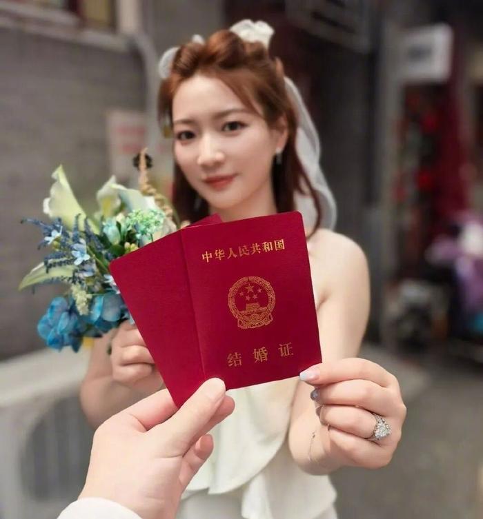 奥运名将多面人生:甜蜜新婚 从商当院长身份不设限