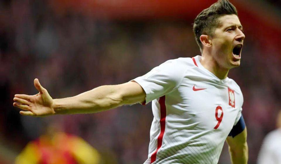 金钱诱惑?莱万拒绝沙特豪门1亿欧元年薪,留守巴萨圆梦欧冠