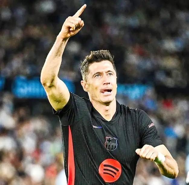 金钱诱惑?莱万拒绝沙特豪门1亿欧元年薪,留守巴萨圆梦欧冠