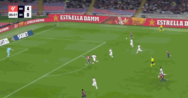 华体会hth体育-【西甲】巴萨5比1塞维利亚，莱万梅开二度，加维复出